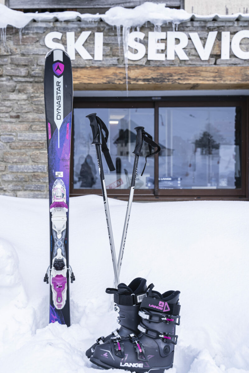 Pack ski et chaussures pour niveau avancé dans la neige